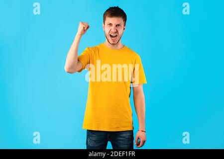 Uomo arrabbiato scuotendo pugno clenched alla macchina fotografica Foto Stock