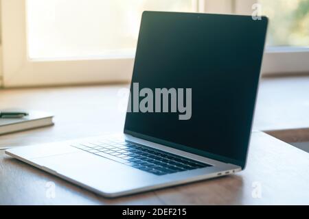 primo piano. notebook moderno sul desktop. Foto Stock