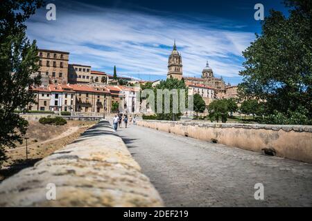 Vista generale del vecchio ponte di Salamanca, Spagna, Europa. Foto Stock