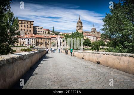 Vista generale del vecchio ponte di Salamanca, Spagna, Europa. Foto Stock