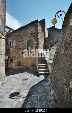 Strade e case in pietra nel centro storico di Castel di Lucio Di architettura e storia siciliana ricca di testimonianze Foto Stock