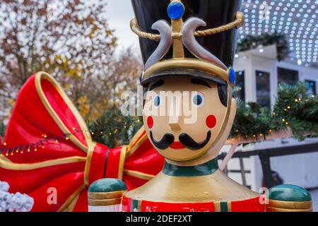 Primo piano su Nutcracker. Bella figurina decorativa soldato. Prendiamo le sue origini dalla Germania alla fine del 17 ° secolo. Mercatino di Natale di Parigi Foto Stock