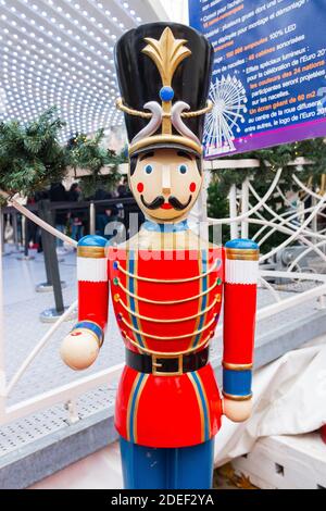 Primo piano su Nutcracker. Bella figurina decorativa soldato. Prendiamo le sue origini dalla Germania alla fine del 17 ° secolo. Mercatino di Natale di Parigi 2019 Foto Stock