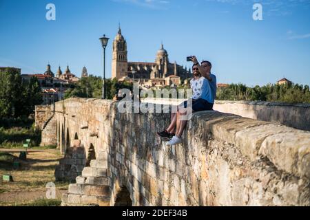 Vista generale del vecchio ponte di Salamanca, Spagna, Europa. Foto Stock