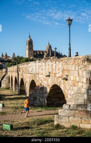 Vista generale del vecchio ponte di Salamanca, Spagna, Europa. Foto Stock