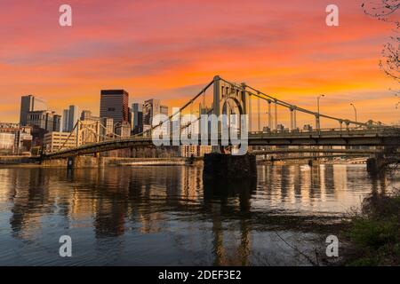 Lungomare urbano e ponti che attraversano il cielo al tramonto nel centro di Pittsburgh, Pennsylvania. Foto Stock