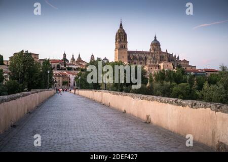 Vista generale del vecchio ponte di Salamanca, Spagna, Europa. Foto Stock