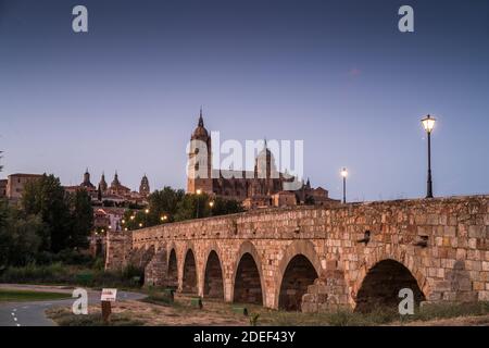 Vista generale del vecchio ponte di Salamanca, Spagna, Europa. Foto Stock