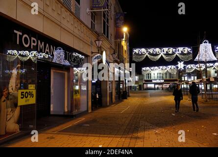 Loughborough, Leicestershire, Regno Unito. 30 novembre 2020. La gente passa davanti a un negozio Topman e Topshop dopo che l'Arcadia Group è entrato nell'amministrazione mettendo a rischio 13,000 posti di lavoro. Credit Darren Staples/Alamy Live News. Foto Stock