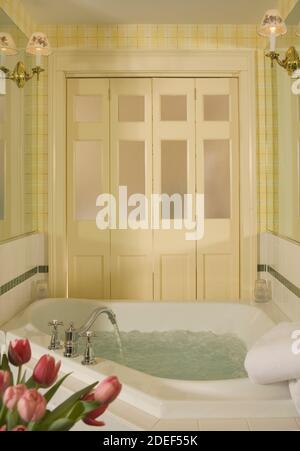 Vasca idromassaggio e fiori Foto Stock