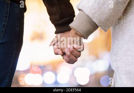 Primo piano outdoor protrait di coppia afroamericana che tiene le mani Foto Stock