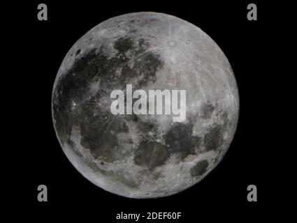 Newcastle upon Tyne, Regno Unito, 30 novembre, la Luna piena fotografata con Meade ETX 90mm Catadioptric Telescope, novembre Luna piena è conosciuta come Luna di castoro che si riferisce al tempo dell'anno in cui i castori si preparano per l'inverno, credito: David Whinham/Alamy Live News Foto Stock