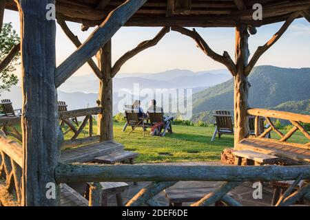 Le coppie si rilassano a Gazebo, sulla tenuta Maggie Valley, Carolina del Nord, Stati Uniti Foto Stock