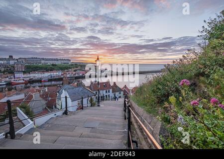 Il sole si stabilisce a Whitby, North Yorkshire, Regno Unito Foto Stock