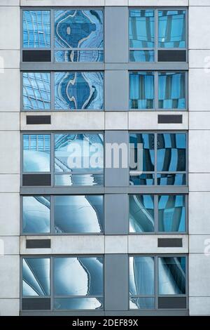 Riflessioni nelle finestre di un blocco di uffici a Hudson Yard, New York Foto Stock