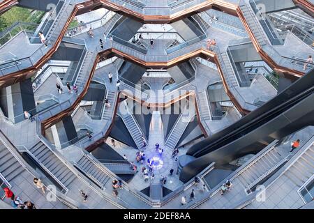 Vista verso il basso sulla moltitudine di scale della nave, New York Foto Stock