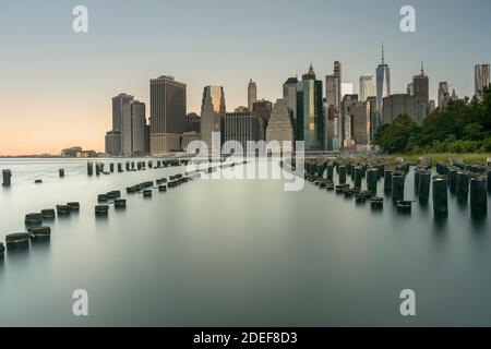 Vista dello skyline di New York dall'Old Pier 1 di Brooklyn Foto Stock