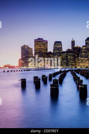 Vista dello skyline di New York dall'Old Pier 1 di Brooklyn Foto Stock