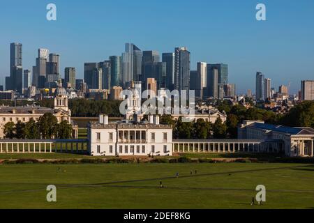 Inghilterra, Londra, Greenwich, vista della Queens House e Docklands Skyline da Greenwich Park Foto Stock
