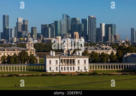 Inghilterra, Londra, Greenwich, vista della Queens House e Docklands Skyline da Greenwich Park Foto Stock