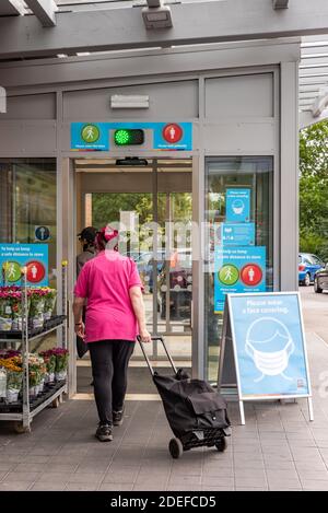 Sistema di semafori che controlla il numero di persone nel negozio all'ingresso di un supermercato Aldi a Oxford, Regno Unito Foto Stock