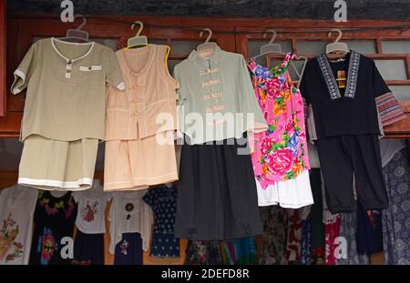 Abbigliamento tradizionale in vendita presso un negozio nell'antica città di Qingyan, nella provincia di Guizhou, Cina Foto Stock