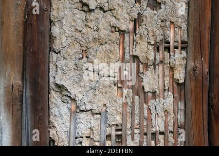 Strutture murari in legno con i lath di bambù e il fango di adobe e gesso di argilla a Qingyan antica città, vicino Guiyang, provincia di Guizhou, Cina Foto Stock