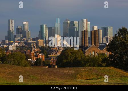 Inghilterra, Londra, Greenwich, Vista dello skyline dei Docklands da Greenwich Park Foto Stock