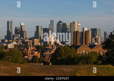 Inghilterra, Londra, Greenwich, Vista dello skyline dei Docklands da Greenwich Park Foto Stock