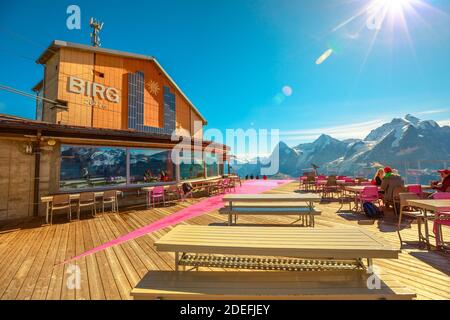 Birg, Murren, Svizzera - 19 agosto 2020: Bistro Birg e Skyline Thrill a 2677, una piattaforma situata su un precipizio verticale con vista panoramica Foto Stock