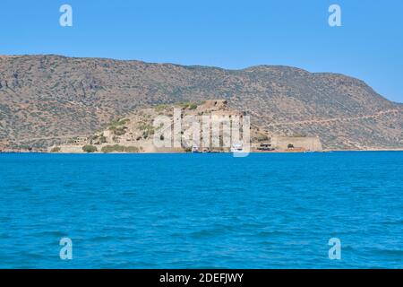 Grecia Creta, fortezza medievale sull'isola di Spinalonga, vista dal mare Foto Stock