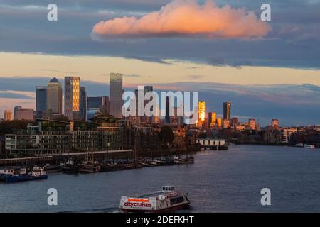 Inghilterra, Londra, Docklands e Canary Wharf Skyline e il fiume Tamigi Foto Stock