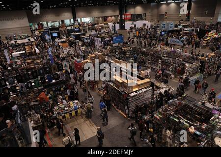 NESSUN FILM, NESSUN VIDEO, NESSUNA TV, NESSUN DOCUMENTARIO: Migliaia di fan di Star Wars guardano gli schermi per vedere attori, attrici e altri durante la Star Wars Celebration, al McCormick Place di Chicago, il, USA venerdì 12 aprile 2019. Foto di Antonio Perez/Chicago Tribune/TNS/ABACAPRESS.COM Foto Stock