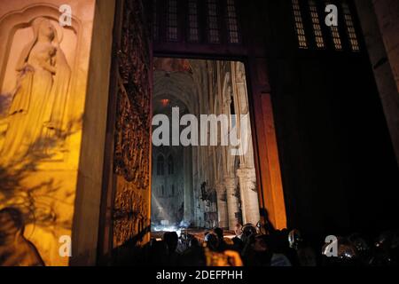 Vista generale dall'ingresso mostra fumo che si alza intorno all'alter di fronte alla croce all'interno della Cattedrale di Notre Dame, mentre un incendio continua a bruciare a Parigi, Francia, 16 aprile 2019. Foto di Philippe Wojazer/piscina/ABACAPRESS.COM Foto Stock