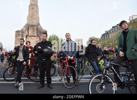 Le persone reagiscono mentre guardano le fiamme che ingolfano il tetto della Cattedrale di Notre-Dame de Paris, nella capitale francese Parigi, il 15 aprile 2019. Un enorme incendio scoppiò nella famosa Cattedrale di Notre-Dame nel centro di Parigi il 15 aprile 2019, causando il crollo di una guglia e minacciando di distruggere l'intero capolavoro e le sue preziose opere d'arte. L'incendio, che iniziò la prima sera, inviò fiamme e enormi nuvole di fumo grigio che si inondisinsero nel cielo di Parigi, mentre parigini e turisti si guardavano con orrore. Foto di Alain Apaydin/ABACAPRESS.COM Foto Stock