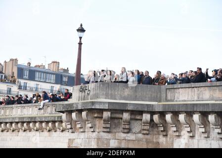 Le persone reagiscono mentre guardano le fiamme che ingolfano il tetto della Cattedrale di Notre-Dame de Paris, nella capitale francese Parigi, il 15 aprile 2019. Un enorme incendio scoppiò nella famosa Cattedrale di Notre-Dame nel centro di Parigi il 15 aprile 2019, causando il crollo di una guglia e minacciando di distruggere l'intero capolavoro e le sue preziose opere d'arte. L'incendio, che iniziò la prima sera, inviò fiamme e enormi nuvole di fumo grigio che si inondisinsero nel cielo di Parigi, mentre parigini e turisti si guardavano con orrore. Foto di Alain Apaydin/ABACAPRESS.COM Foto Stock