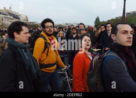 Le persone reagiscono mentre guardano le fiamme che ingolfano il tetto della Cattedrale di Notre-Dame de Paris, nella capitale francese Parigi, il 15 aprile 2019. Un enorme incendio scoppiò nella famosa Cattedrale di Notre-Dame nel centro di Parigi il 15 aprile 2019, causando il crollo di una guglia e minacciando di distruggere l'intero capolavoro e le sue preziose opere d'arte. L'incendio, che iniziò la prima sera, inviò fiamme e enormi nuvole di fumo grigio che si inondisinsero nel cielo di Parigi, mentre parigini e turisti si guardavano con orrore. Foto di Alain Apaydin/ABACAPRESS.COM Foto Stock