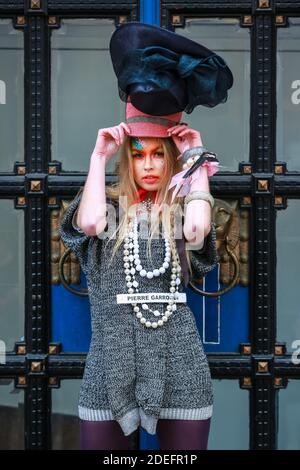 Londra, Regno Unito. 28 Nov 2020. Sfilata di moda Pierre Garroudi. Il modello partecipa a una sfilata di moda flashmob a Soho. Credito: Waldemar Sikora Foto Stock