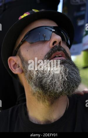 Jerome Rodrigues, una delle figure principali del movimento 'Yellow Vest' (gilet jaune) partecipa a una manifestazione anti-governo, il 20 aprile 2019 a Parigi. Foto di Alfred Yaghobzadeh/ABACAPRESS.COM Foto Stock