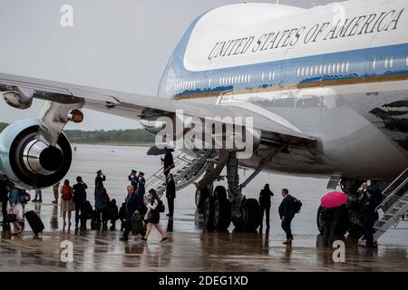 Il presidente DEGLI STATI UNITI Donald J. Trump declta Air Force One alla base congiunta Andrews, Maryland, USA, il 26 aprile 2019. Il presidente Trump sta tornando da Indianapolis, dove ha tenuto un discorso al National Rifle Association Annual Meeting. Foto Stock