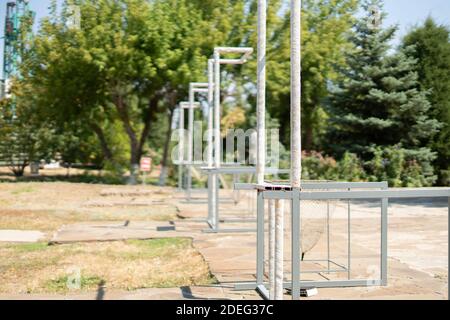 il campo di tiro vuoto all'aperto, pratica di allenamento di puntamento sportivo Foto Stock