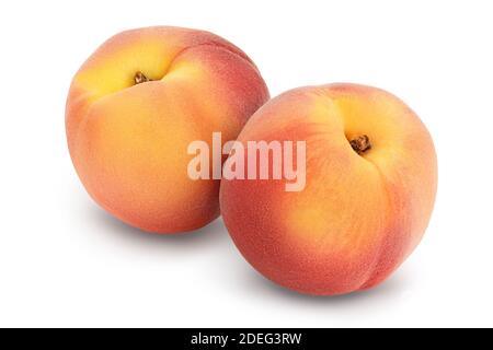 Frutta di pesca matura con fette isolate su sfondo bianco con tracciato di ritaglio e profondità di campo completa Foto Stock