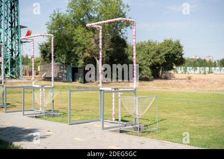 il campo di tiro vuoto all'aperto, pratica di allenamento di puntamento sportivo Foto Stock