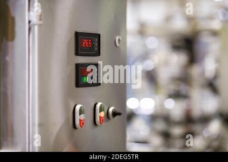 Armadio di controllo in acciaio inox per apparecchiature industriali. Messa a fuoco selettiva. Foto Stock