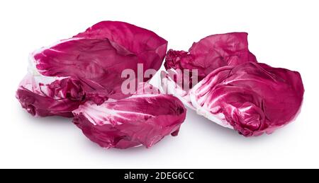 Insalata di radicchio rosso fresco isolata su fondo bianco con ritaglio percorso e profondità di campo completa Foto Stock