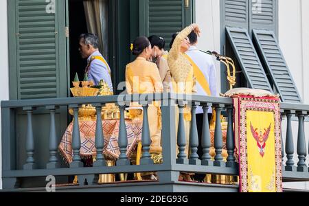 Il Re della Thailandia Maha Vajiralongkorn e la Regina Suthida appaiono sul balcone della Sala di Suddhaisavarya Prasad del Grand Palace mentre concedono un pubblico il giorno finale della sua incoronazione reale a Bangkok, Thailandia, il 6 maggio 2019. Foto di Loic Baratoux/ABACAPRESS.COM Foto Stock