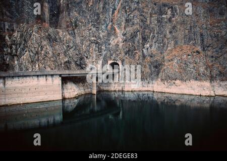 Una splendida vista dalla diga sul lago Vidraru In Romania Foto Stock