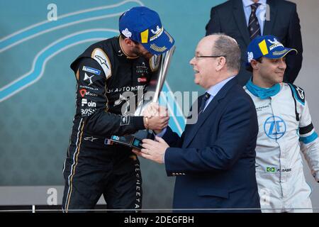 Vincitore del primo posto, il pilota francese Jean-Eric Vergne del team DS Techeetah di Formula e si pone sul podio con il principe Alberto II di Monaco in occasione dell'ABB FIA Formula e 2019 Monaco e-Prix di Monaco, il 11 maggio 2019. Foto di David Niviere/ABACAPRESS.COM Foto Stock