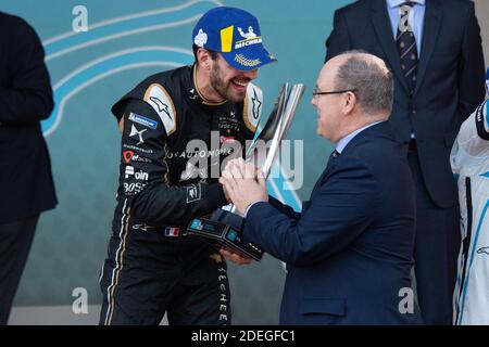 Vincitore del primo posto, il pilota francese Jean-Eric Vergne del team DS Techeetah di Formula e si pone sul podio con il principe Alberto II di Monaco in occasione dell'ABB FIA Formula e 2019 Monaco e-Prix di Monaco, il 11 maggio 2019. Foto di David Niviere/ABACAPRESS.COM Foto Stock