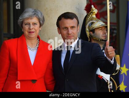 Il presidente francese Emmanuel Macron accoglie il primo ministro britannico Theresa May prima di un incontro al Palazzo Elysee a Parigi il 15 maggio 2019. Il presidente francese e il primo ospite della Nuova Zelanda, altri leader mondiali e leader tecnologici, hanno lanciato una nuova ambiziosa iniziativa volta a limitare l'estremismo online. L'incontro politico si terrà parallelamente a un'iniziativa lanciata da Macron, denominata Tech for Good, che riunirà 80 responsabili tecnologici a Parigi per trovare un modo per le nuove tecnologie di operare per il bene comune. Foto di Christian Liegi/ABACAPRESS.COM Foto Stock